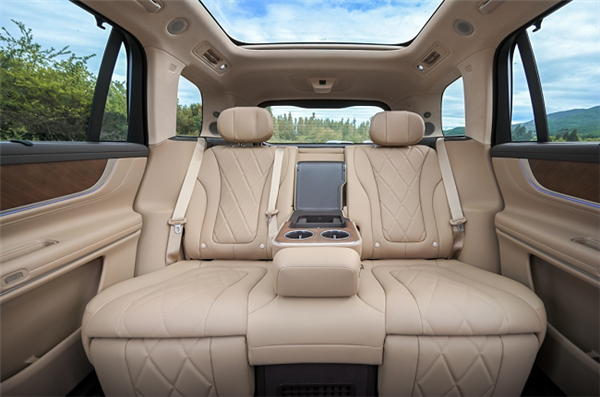 捅破國產(chǎn)豪車天花板！問界M9大定超17萬輛：BBA不香了